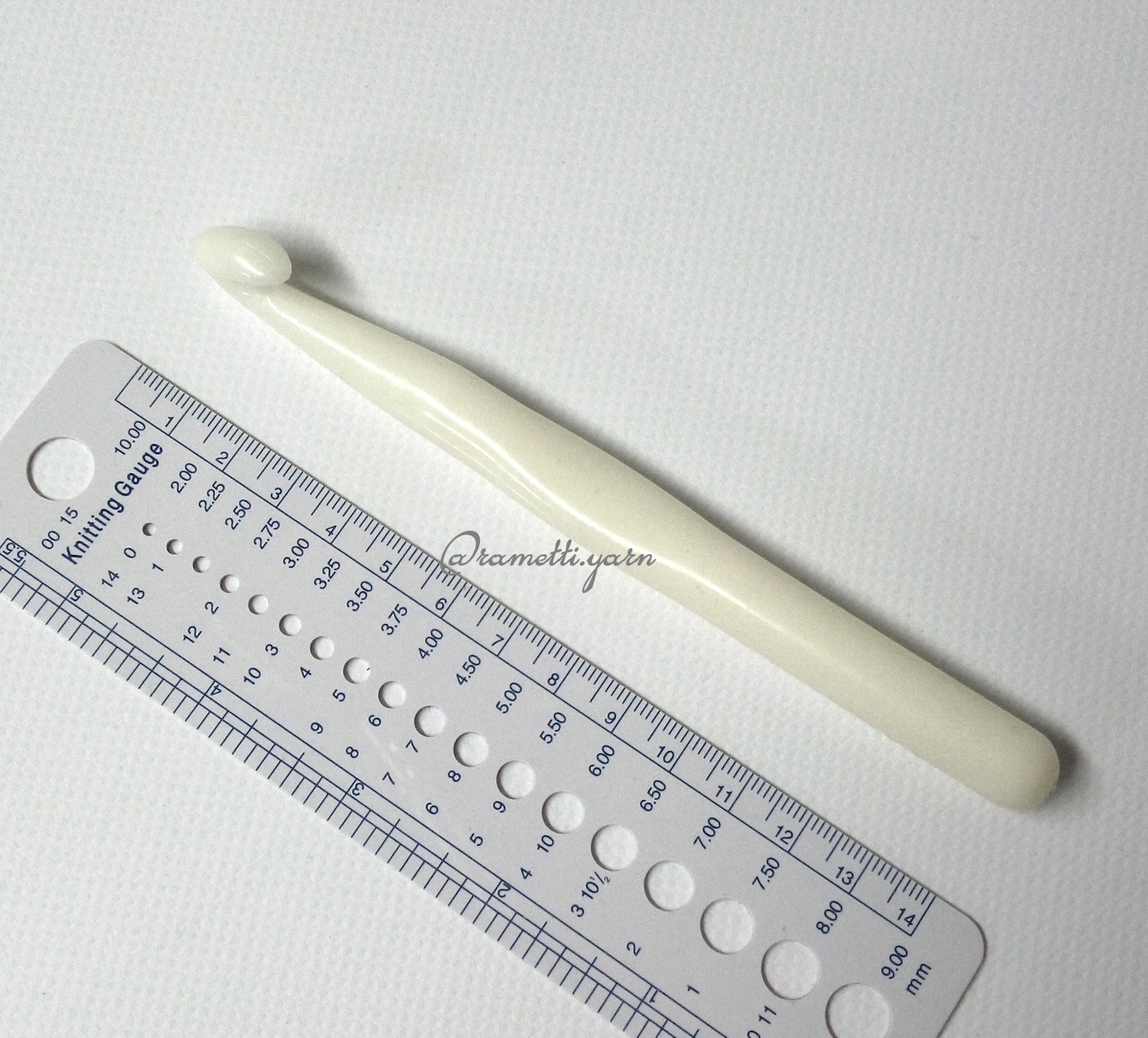 Крючок для вязания - 12 мм